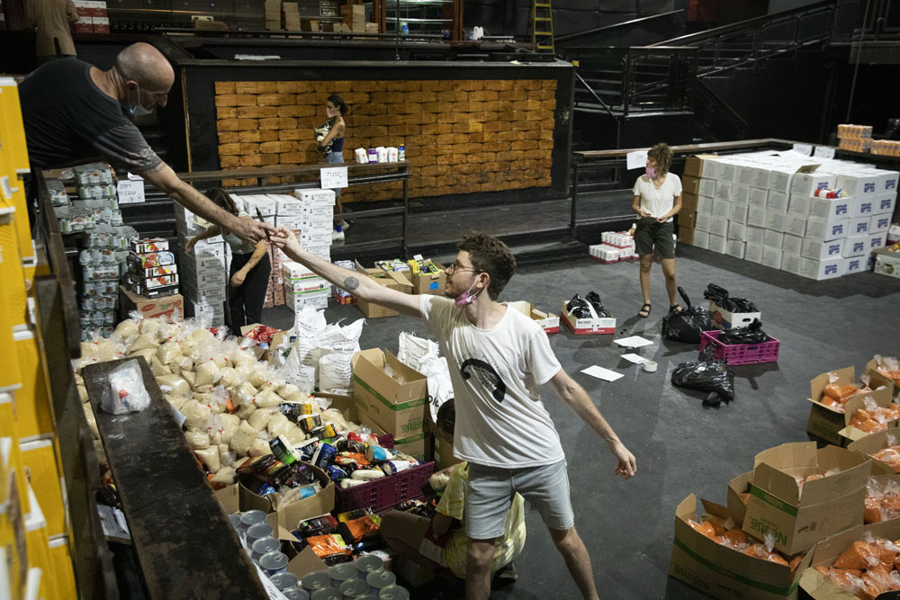  Solidaritätsgruppe, die Essens- und Materialspenden an Hilfsbedürftige in ganz Israel sammelt und verteilt, Tel Aviv 2020. Foto: Activestills