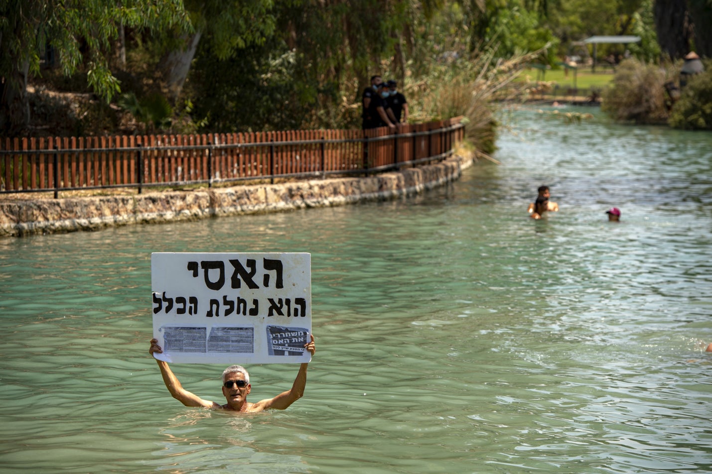 Ein Aktivist hält ein Schild mit der Aufschrift „Der Asi ist öffentliches Eigentum“, August 2020. Foto: Gil Eliahu