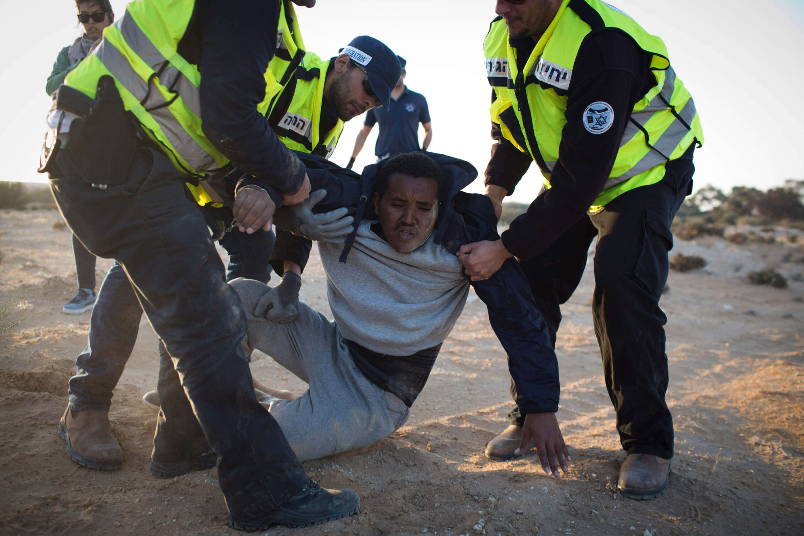 Brennende Barrikaden anläßlich von Protesten gegen die Evakuierung von Einwohner**innen des Viertels Givat Amal, vor dem Hintergrund teurer Neubauten. Dezember 2014. Foto: Activestills
