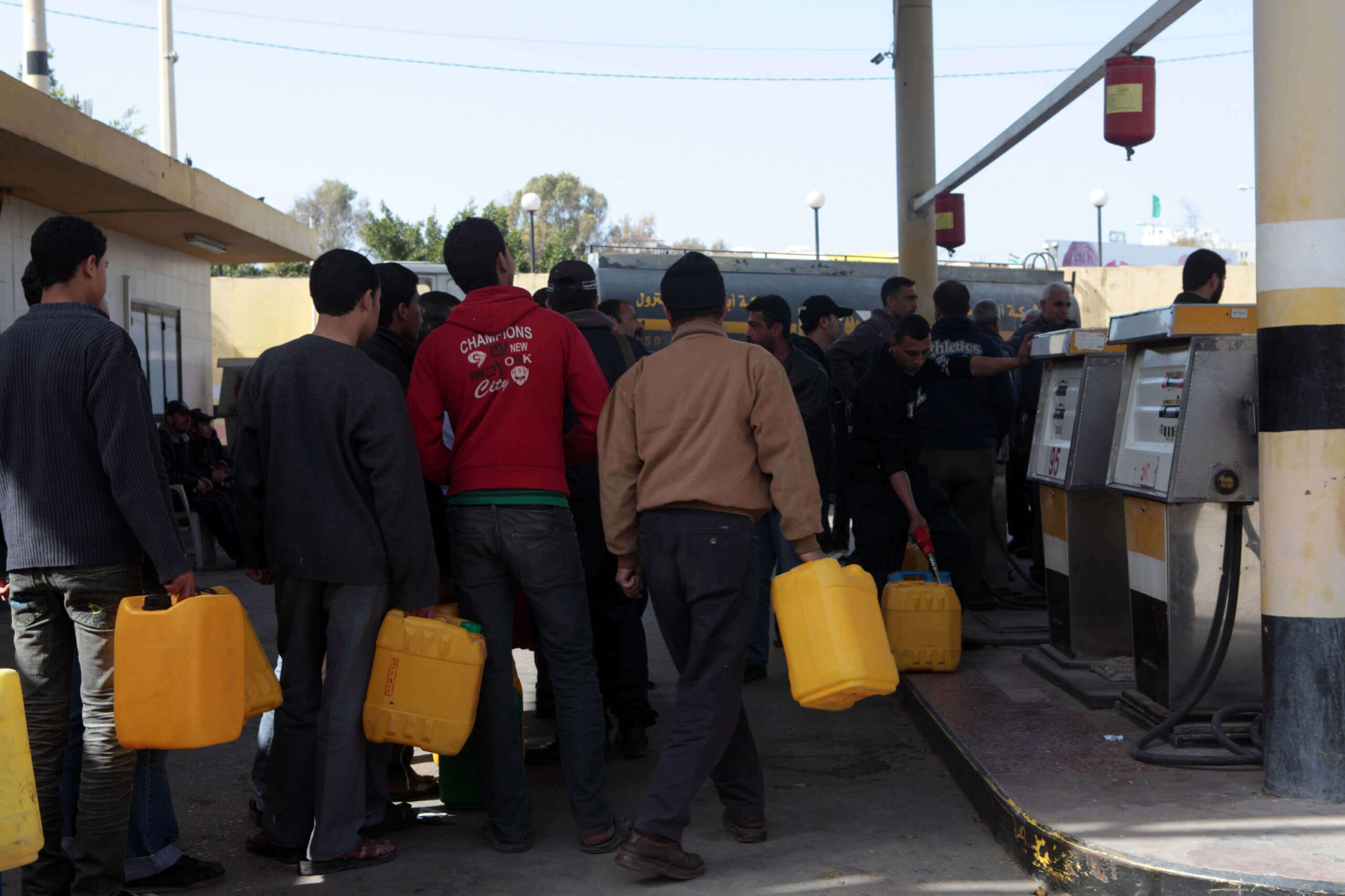 Schlange stehen für Benzin. Gaza City, Februar 2012. Foto: Activestills