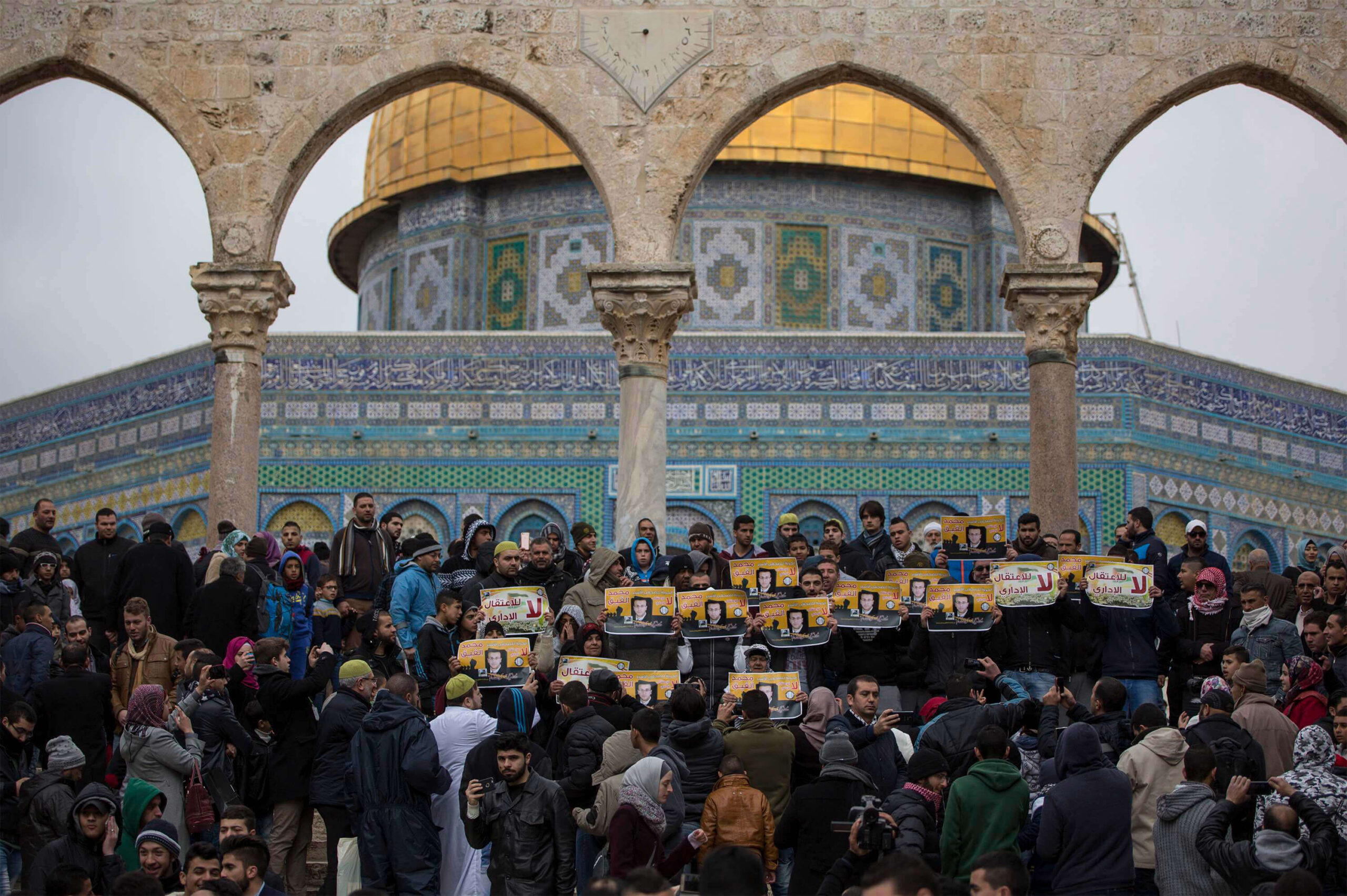  Palästinenser*innen demonstrieren für die Freilassung des in Administrativhaft befindlichen Journalisten Mohammed al-Qiq, der in 2016 in Hungerstreik gegangen war. Jerusalem, 29.1.2016 (Foto: Activestills)
