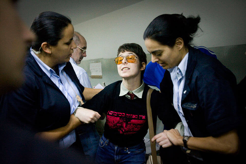 Während einer Solidaritätsdemonstration für einen Anti-Besatzungs-Aktivisten im Jahr 2010 wird Dana gezwungen, das Gerichtsgebäude in Tel Aviv zu verlassen.