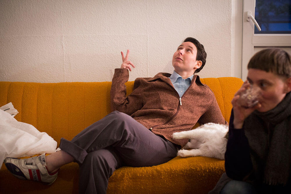 Dana in ihrer Wohnung in Berlin, 2015