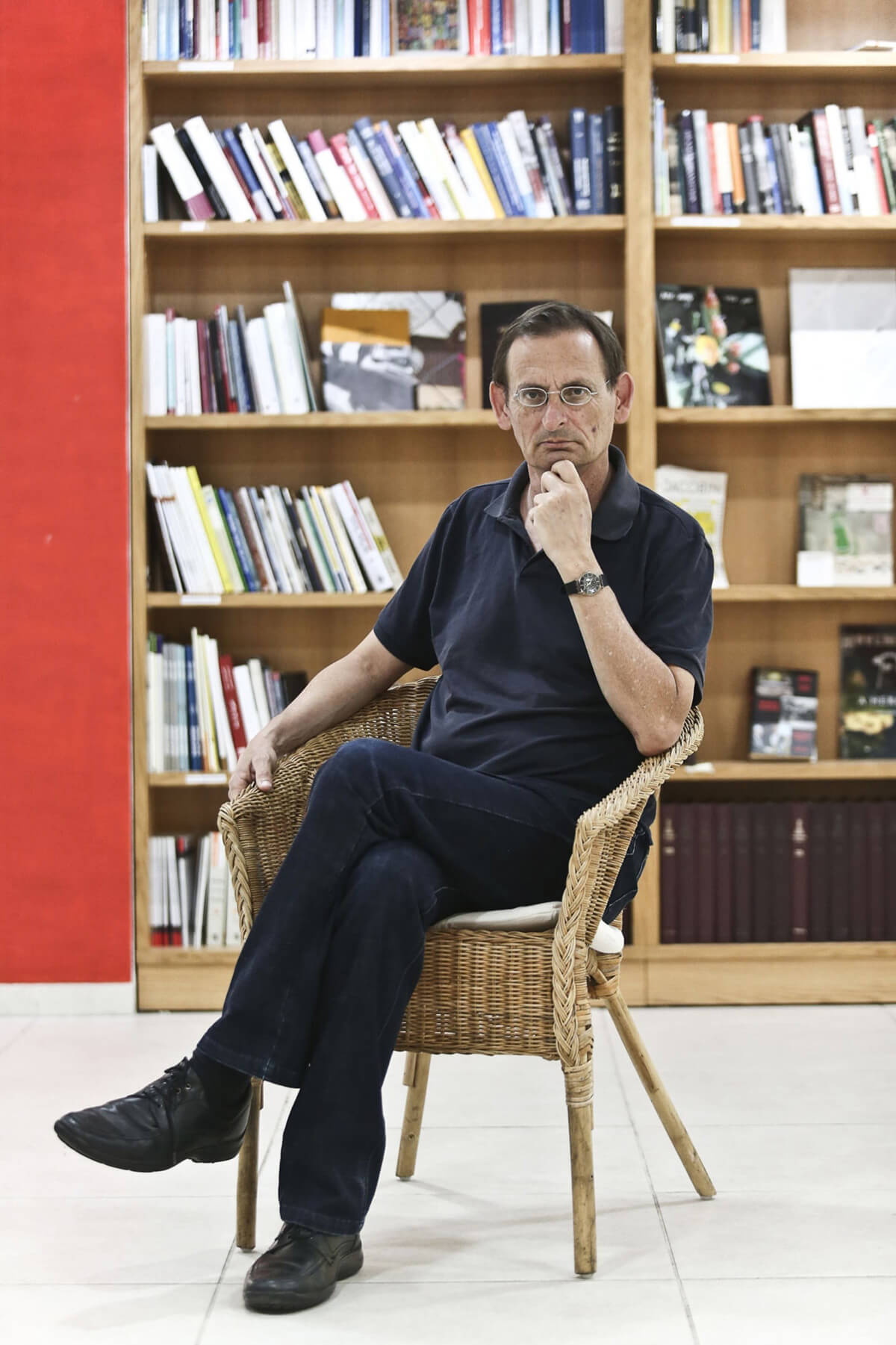 „Meine Eltern waren stolz auf mich“. Dov Khenin im Israel-Büro der Rosa-Luxemburg-Stiftung, 2019. Foto: Meged Gozani