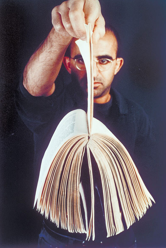 " Nine Out of Four Hundred (The West and the Rest)" Titel der Aktion vom Künstler Meir Gal. Neun von Vierhundert Seiten im offiziellen Geschichtsbuch für Schulen behandeln die Geschichte der Mizrachim, 1997.