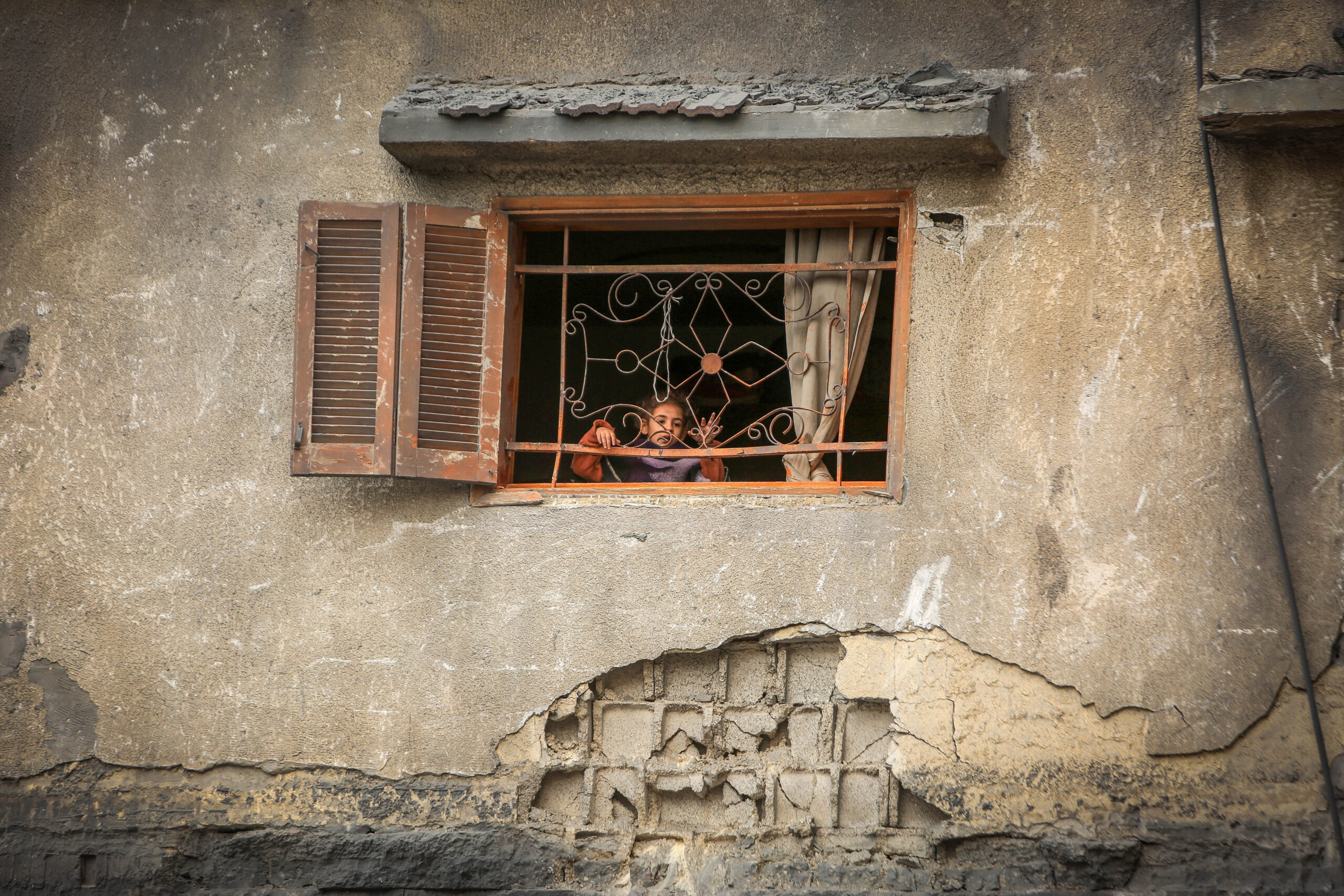 Palästinensisches Mädchen an der Einschlagstelle eines israelischen Luftangriffs in Rafah im südlichen Gazastreifen, 21. Dezember 2023. Foto: Abed Rahim Khatib/Flash90