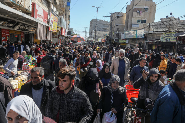 Palästinenser*innen beim Einkauf auf einem Markt in Rafah, im südlichen Gazastreifen, 8. Februar 2024. Foto: Abed Rahim Khatib/Flash90
