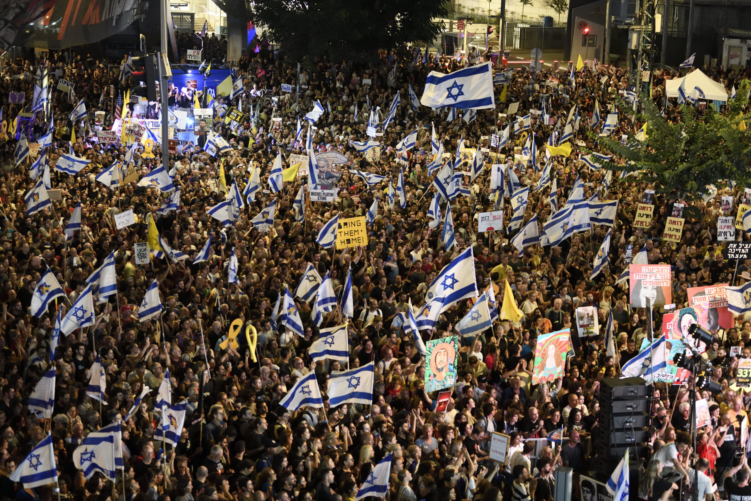 Tausende Israelis protestierten am 1. September 2024 vor dem Verteidigungsministerium in Tel Aviv, Israel, gegen die israelische Regierung und forderten die sofortige Freilassung der Geiseln, die noch immer von der Hamas in Gaza festgehalten werden. Foto: Gili Yaari /FLASH90