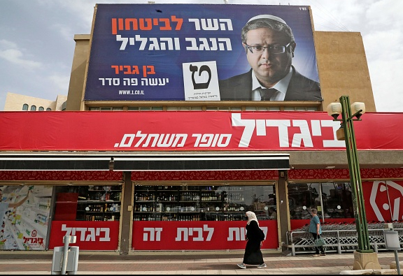 Wahlbanner der Partei Israelische Jüdische Kraft (Otzma Yehudit) und ihres Vorsitzenden Itamar Ben Gvir mit der hebräischen Aufschrift "Minister für Verteidigung, Negev und Galiläa, Ben Gvir wird hier für Ordnung sorgen", Beersheba, März 2021. Foto: Hazem Bader/AFP via Getty Images