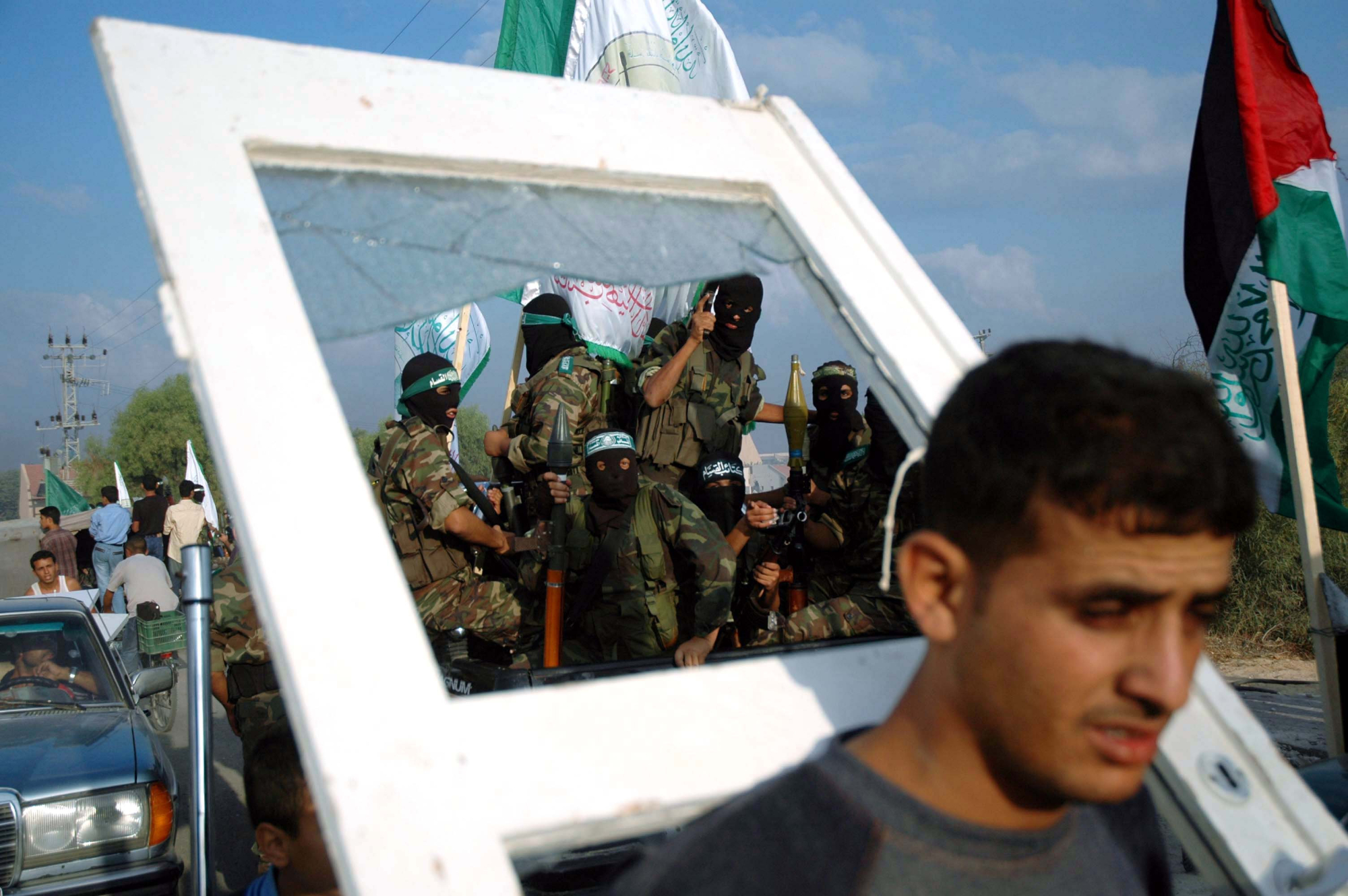 Palästinenser übernehmen den Siedlungsblock von GuschKatif nach dessen Räumung. 12. September 2005. (Flash 90)