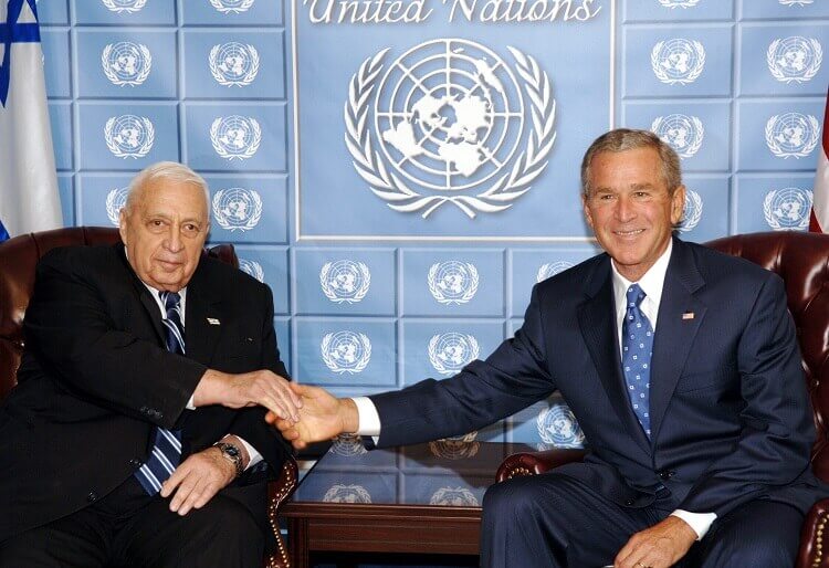 Premierminister Ariel Sharon trifft US Präsident George W. Bush während der sechzigsten Sitzung der UN Generalversammlung in New York. Photo: Avi Ohayon, Israeli Government Press Office
