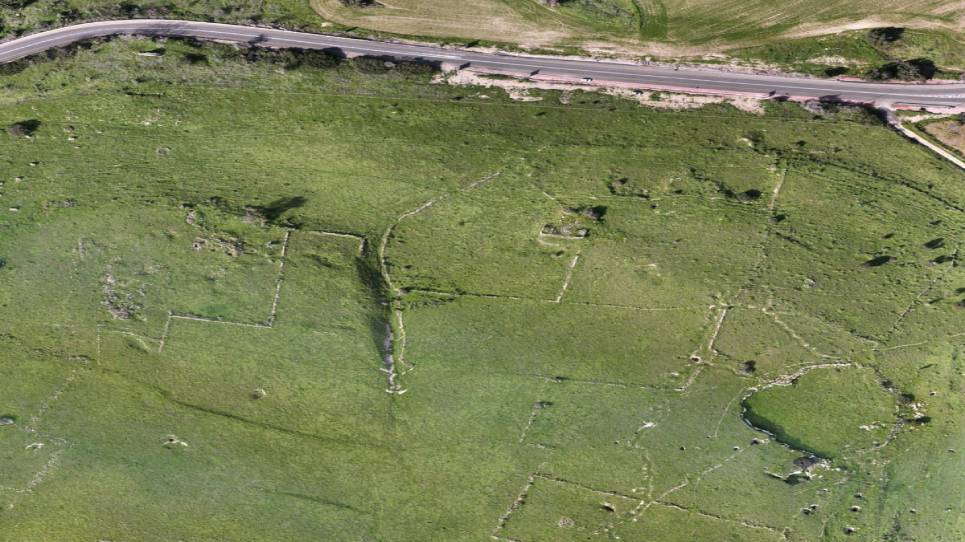 Luftbild des 2010 von israelischen Behörden zerstörten Dorfs al-Araqib im Negev. Foto: Miki Kratsman und Shabtai Pinchevsky