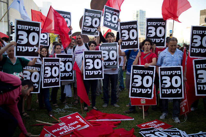 1.Mai Demonstration, auf den Schildern steht "Für 30 Shekel Mindestlohn", Tel Aviv, 2014. (Foto: Activestills)