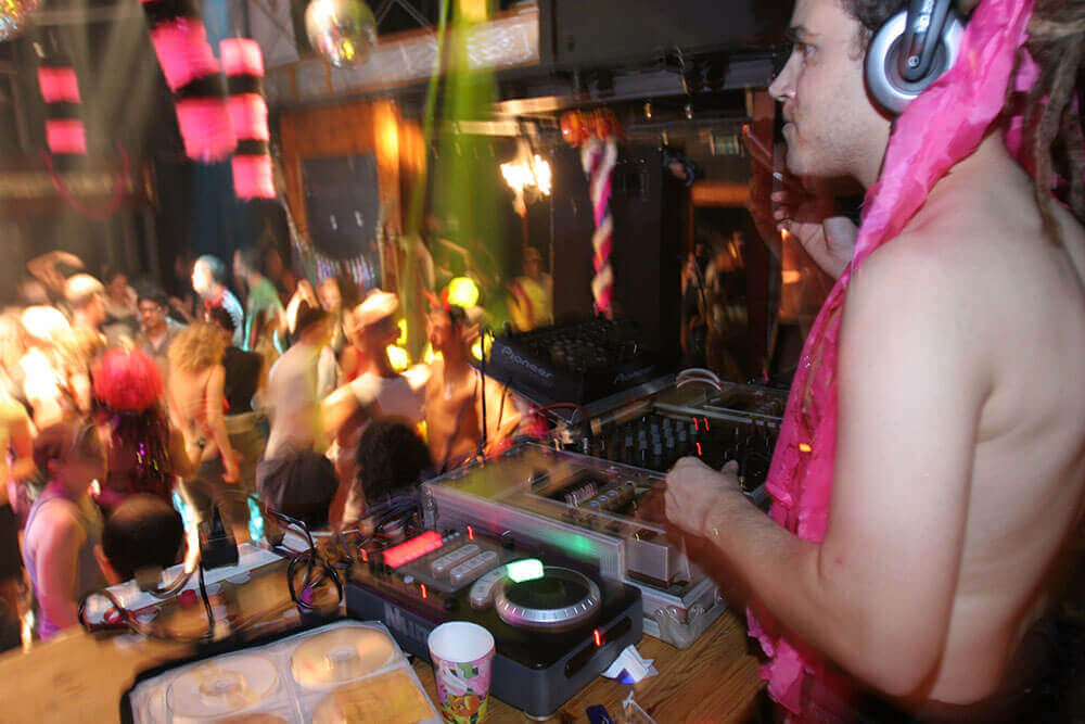 Kutner als DJ auf einer Party im Rahmen von „Queerspawn“, einem internationalen Queer-Event, Tel Aviv, 2006