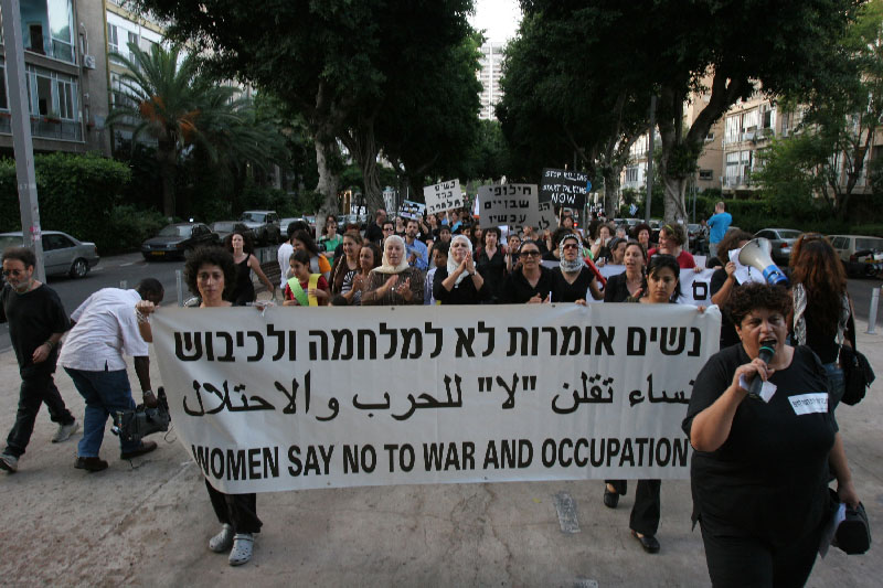 Protestaktion gegen den zweiten Libanonkrieg,"Women's Coalition for Peace", Tel Aviv, 2006. (Foto: Activestills)