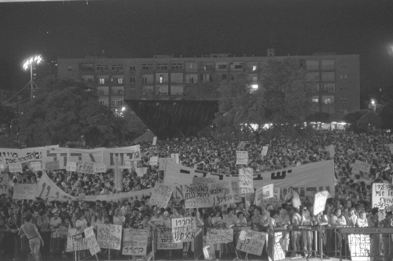 Massendemonstration (ca. 150.000 Menschen) von "Peace Now" die für ein sofortigen Abzug aus dem Libanon und das abtreten der Regierung demonstrieren. 1983 (Foto: GPO)