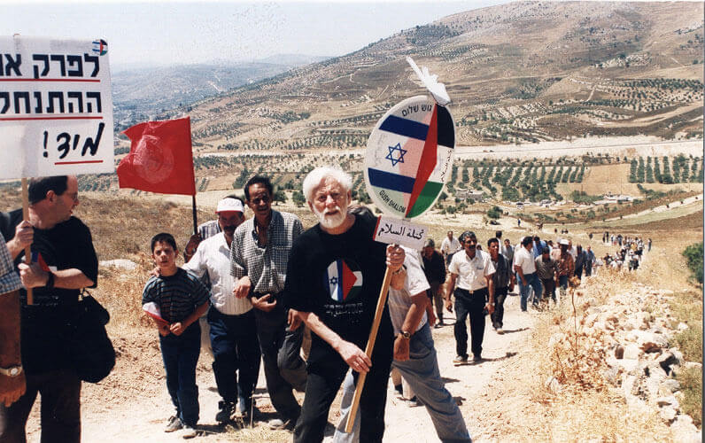 Gush Shalom in einer Demonstration in der Westbank- Uri Avneri (mitte), 2001