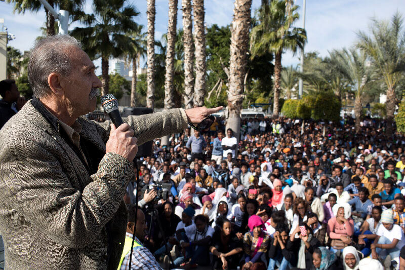 Reuven Abergel, Mitbegründer der Schwarzen-Panther-Bewegung zeigt seine Solidarität mit dem Kampf der Geflüchtetenbewegung im Levinsky Park, in der Nähe des Hauptbusbahnhofs in Tel Aviv, 2014. (Foto: Activestills)