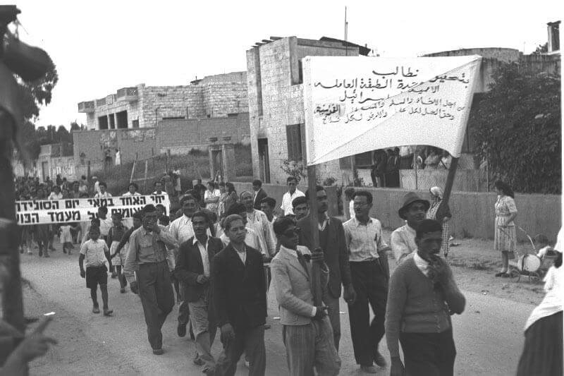 Arabische und jüdische Arbeiter*innen demonstrieren am 1.Mai in Ramle, 1949 (Foto: GPO)