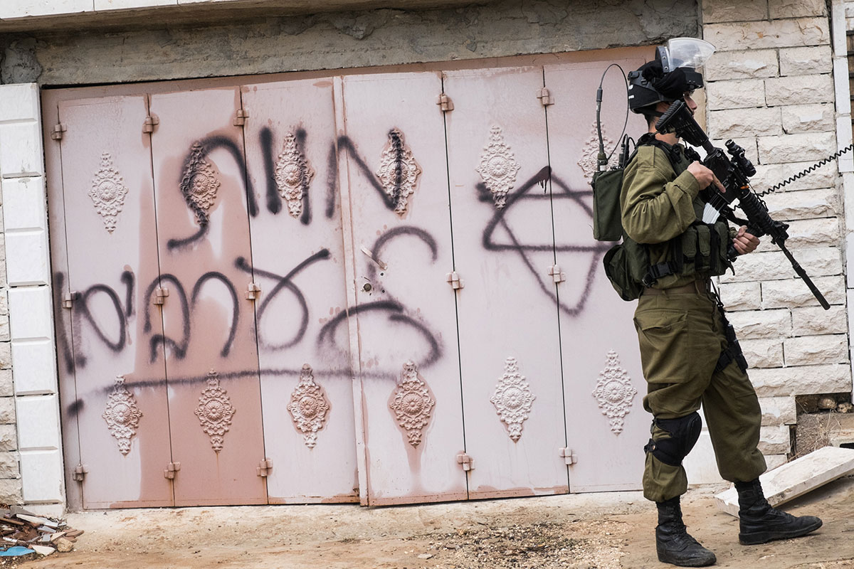 Brandanschlag im palästinensischen Dorf Khirbet Abu Falah in der Nähe von Ramallah. Auf der Wand steht: „Tod den Arabern“, Westbank, 2014. Foto: Activestills