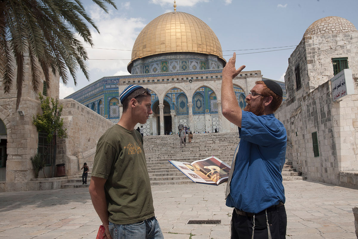 Yehuda Glick, Aktivist des "Temple Mount Movement"(Tempelberg Bewegung) während einer Tour auf dem Tempelberg. Jerusalem, 2009. Foto: Activestills