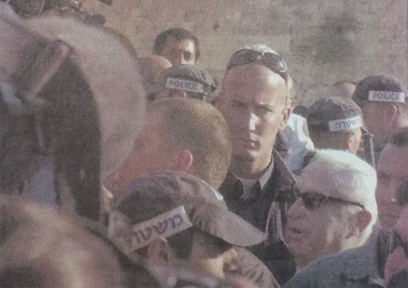  Der damalige Oppositionsführer Ariel Scharon, umgeben von Leibwächtern und Polizisten, auf dem Tempelberg, September 2000. Foto: AP