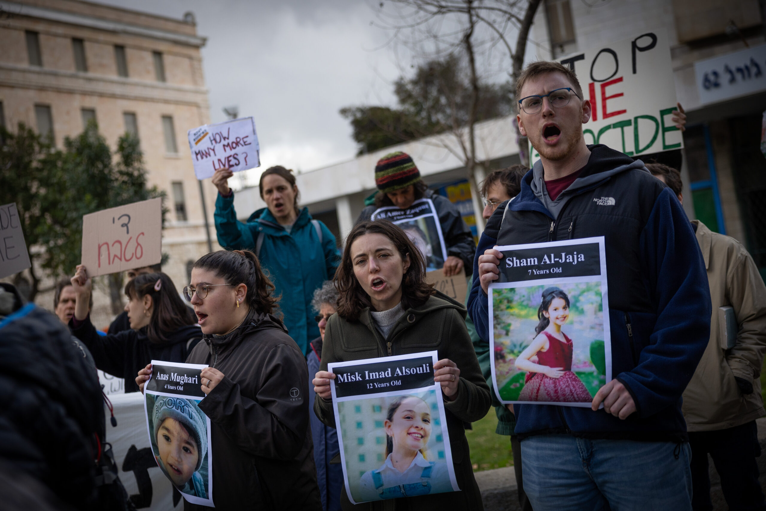 Linke Aktivist*innen protestieren in Jerusalem gegen den Krieg und halten Bilder von Palästinenser*innen hoch, die durch Israels Krieg gegen Gaza getötet wurden, 16. Februar 2024. Foto von Yonatan Sindel/Flash90