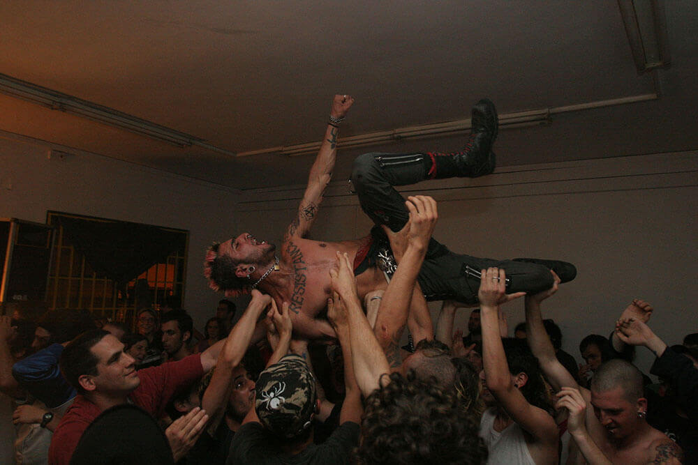 Amos bei einem Punkkonzert in einem Gemeindezentrum im Süden Tel Avivs, 2007