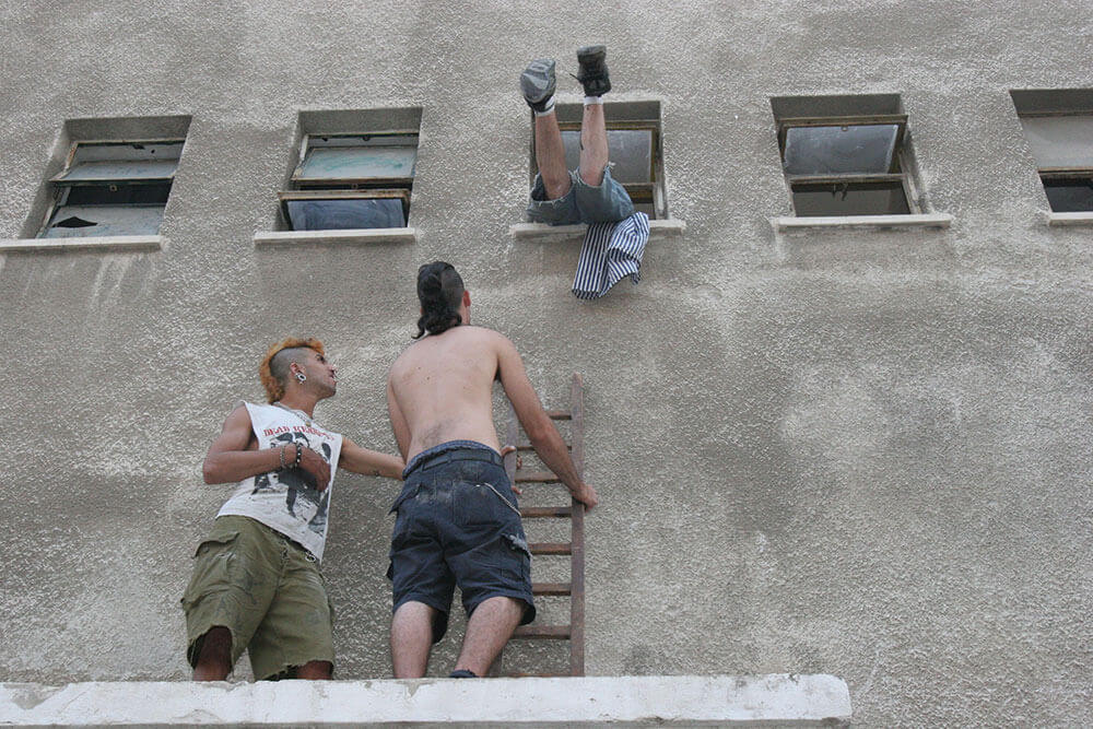 Amos mit anderen bei dem Versuch einer Hausbesetzung im Süden Tel Avivs, 2006