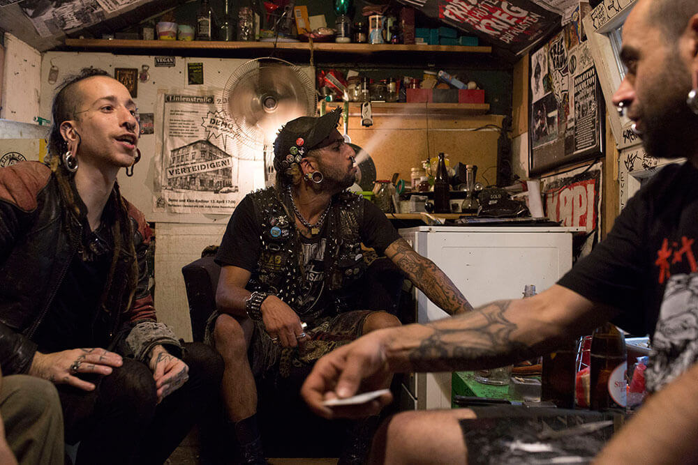 Amos sitzt mit Freunden in dem Lastwagen, in dem er in Berlin-Kreuzberg im Jahr 2016 wohnt.