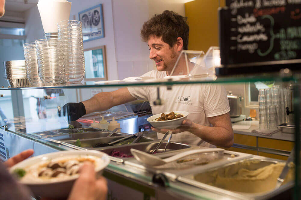 Edo serviert Humus im Jahr 2015 in einem Restaurant, das er in Freiburg eröffnet hat.