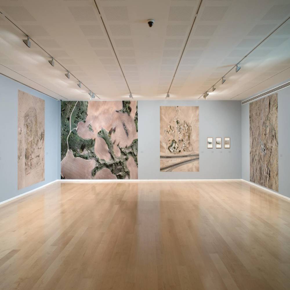 Bei genauerem Hinsehen erkennt man Details in den in besonders hoher Auflösung gedruckten Fotografien. Foto: Margarita Perlin/Tel Aviv Museum