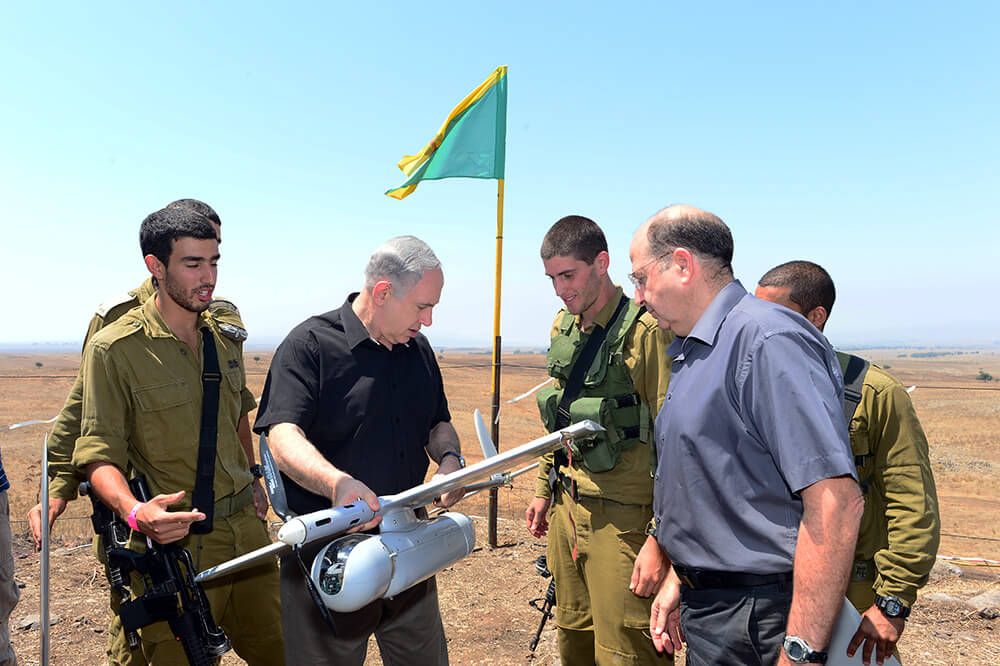 Benjamin Netanyahu bei einer militärischen Übung auf den Golanhöhen, 2013. Foto: GPO