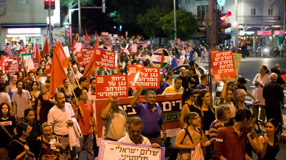 Protestdemo gegen den gesetzlich geforderten Treueschwur auf den israelischen Staat (Auf dem Schild in Hebräisch: "Gemeinsam verteidigen wir den demokratischen Raum"), Tel Aviv, 2010.Foto: Activestills