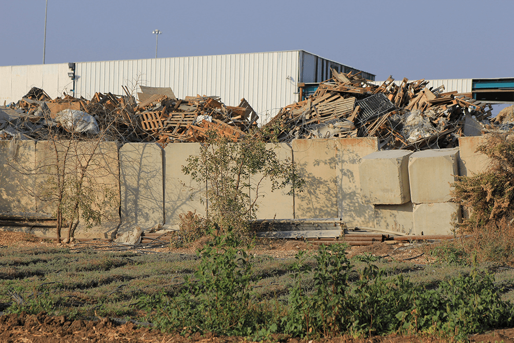  Blick auf die israelische Chemiefabrik Geshuri neben der palästinensischen Stadt Tulkarem in der Westbank. Die Fabrik war zuvor in der israelischen Küstenstadt Netanja angesiedelt, musste dort aber aufgrund der Verursachung gravierender Umweltverschmutzungen schließen. (Foto: Activestills)