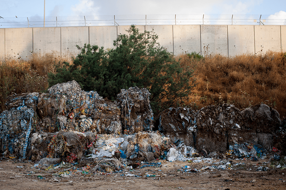  Müllberge neben dem Industriegebiet der Siedlung Nizanej Schalom in der Nähe der palästinensischen Stadt Tulkarem in der Westbank, 2012. Foto: Activestills