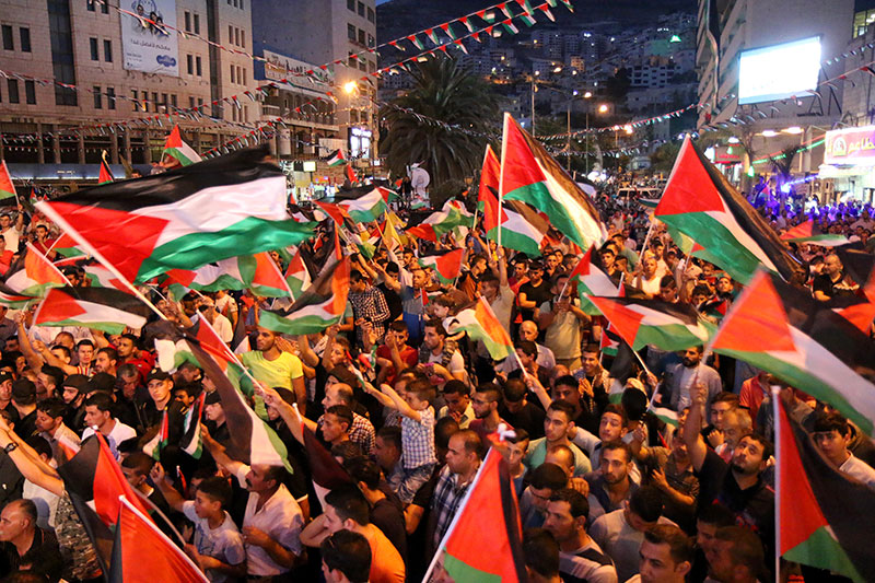 Liveübertragung der Rede von Mahmud Abbas vor der UN-Vollversammlung, Nablus, Westbank, 30.9.2015 (Foto: Activestills)