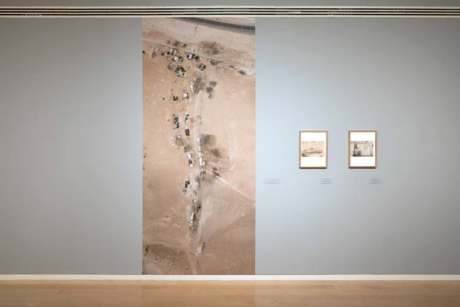 Abbildung von Khan al-Ahmar. Foto: Margarita Perlin/Tel Aviv Museum of Art