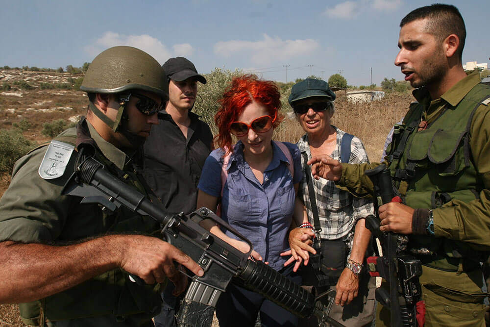Israelische Soldaten verhaften Liad während einer Demonstration gegen den Checkpoint bei Nablus in der Westbank im Jahr 2007.
