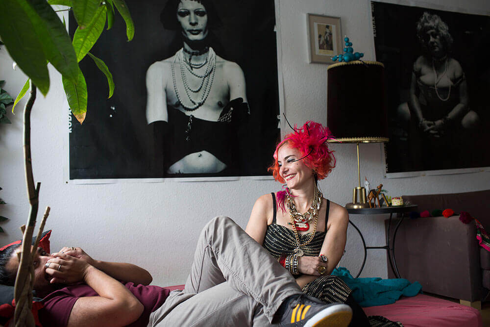 Liad mit ihrem libanesischen Freund in ihrer Wohnung in Berlin-Kreuzberg, 2015