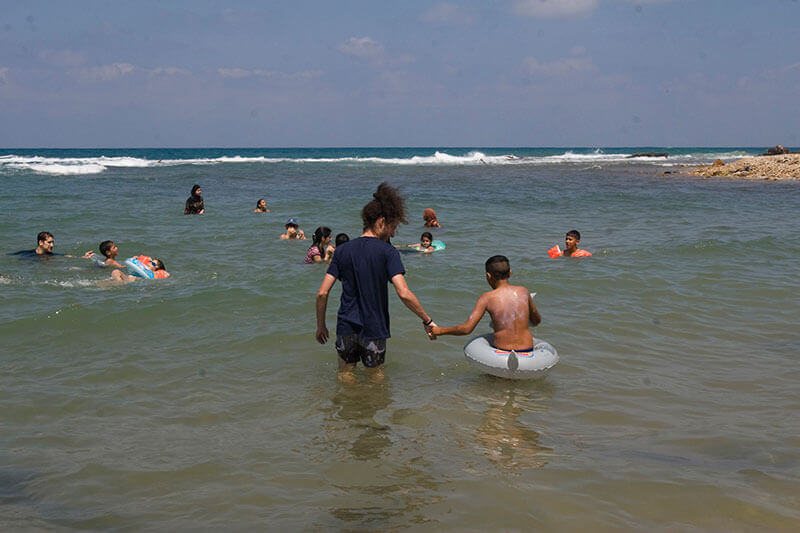 Palästinensische Kinder sehen zum ersten Mal in ihrem Leben das Meer. Die NGO "Combatants for Peace" brachte die Kinder aus Tulkarem nach Jaffa. Israel, 6.8.2008 (Foto: Activestills)