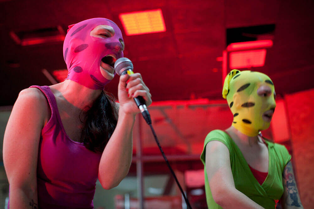 Lolas Auftritt während eines Fanzine-Festivals in Tel Aviv im Jahr 2012. Die Mitglieder der Band trugen Masken in Solidarität mit der russischen Band Pussy Riot, deren Mitglieder zu jener Zeit inhaftiert waren.