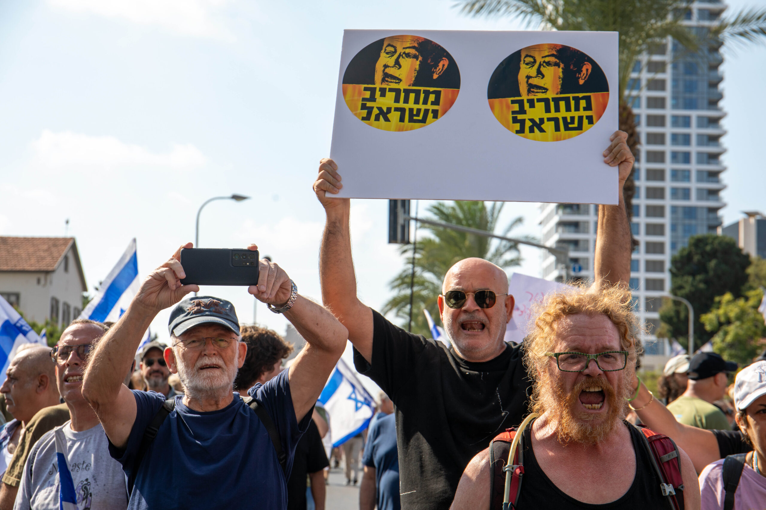 Protest für die Freilassung der von der Hamas in Gaza festgehaltenen Geiseln, Tel Aviv, 14.10.2023. Auf dem Schild unter dem Foto von Netanjahu "Zerstörer Israels". Foto: Yahel Gazit, ActiveStills