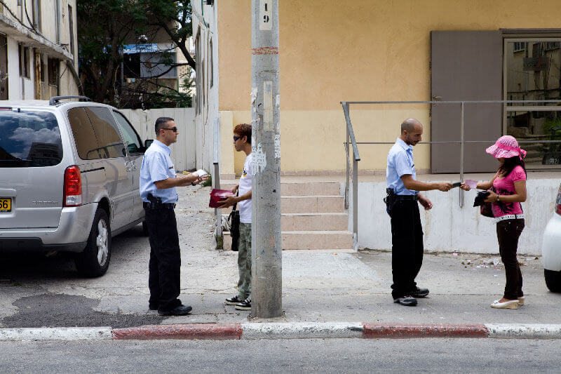  "Einwanderungs"-Polizei kontrolliert, aufgrund von Aussehen, vermutliche Migrant*innen oder Asylbewerber*innen auf den Strassen von Tel Aviv, Israel, 5.7.2009 (Foto: Activestills)