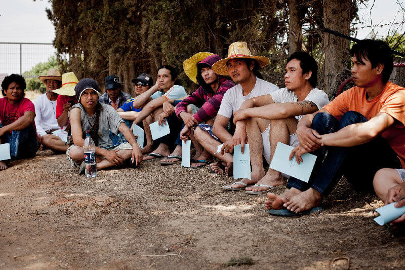  Thailändische Arbeiter*innen bei einem Treffen mit der Organisation <a href="http://www.kavlaoved.org.il/en/" target="_blank" rel="noopener" src=