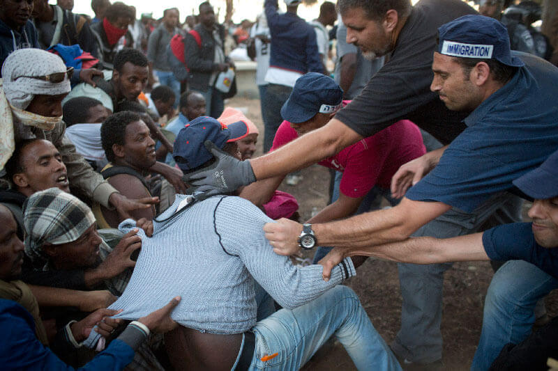 Räumung des Protestcamps der am „March of Freedom“ (Freiheitsmarsch) beteiligten Geflüchteten, im Negev,Juni 29, 2014. (Foto: Activestills)
