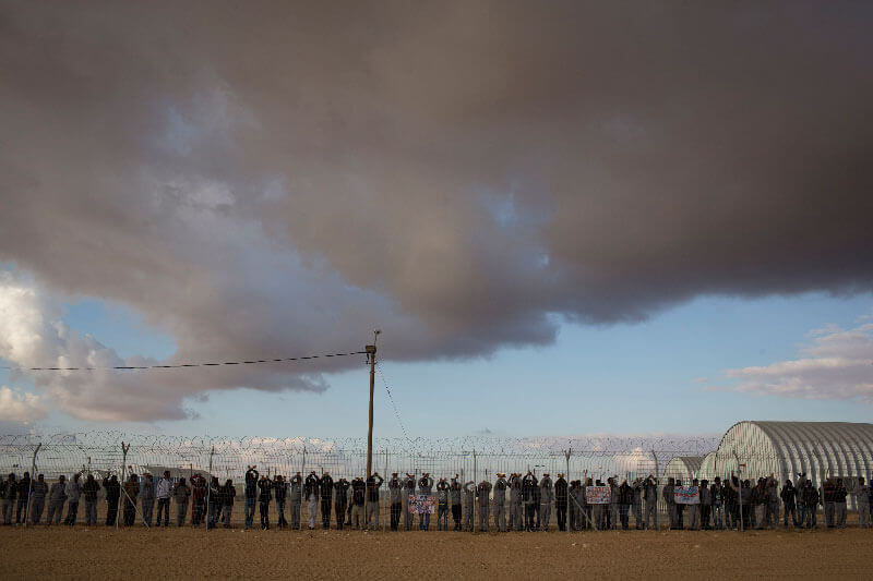 Protest von Asylsuchenden, Cholot-Internierungsanlage, im Negev, 2014. (Foto: Activestills)