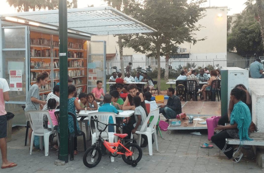 Blick auf die Gartenbibliothek (Garden Library) im Levinskypark, Süd-Tel Aviv, 2012.