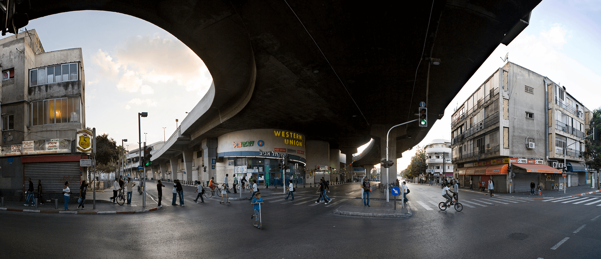 Blick auf die Levinsky-Straße unter der Zufahrt zum Busbahnhof, Neve Shaanan, Süd-Tel Aviv, 2011 . Foto: Wikicommons