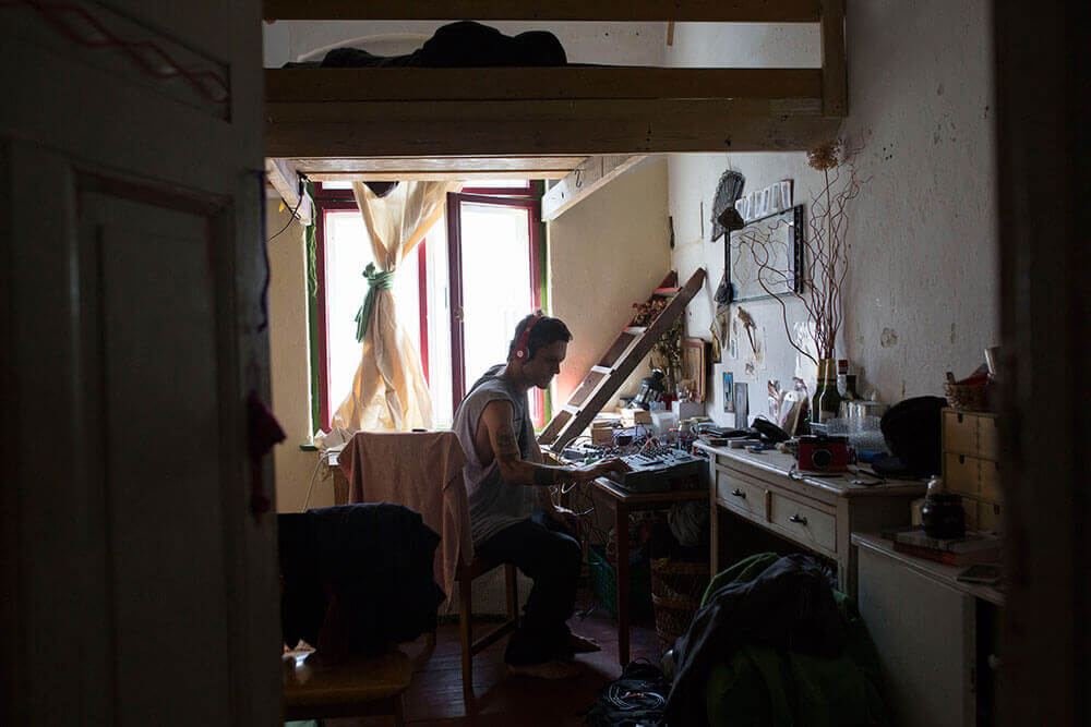 Tom nimmt Musik auf, in dem Hausprojekt, in dem er in Berlin im Jahr 2016 wohnt.